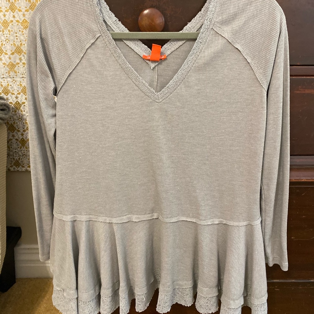 Gray long sleeve shirt